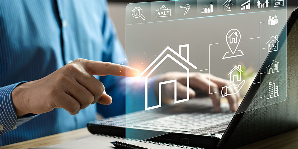 Eine Person arbeitet am Laptop und bedient eine transparente Oberfläche mit Immobilien-Symbolen. Die Darstellung zeigt digitale Funktionen rund um Haus und Verkauf.